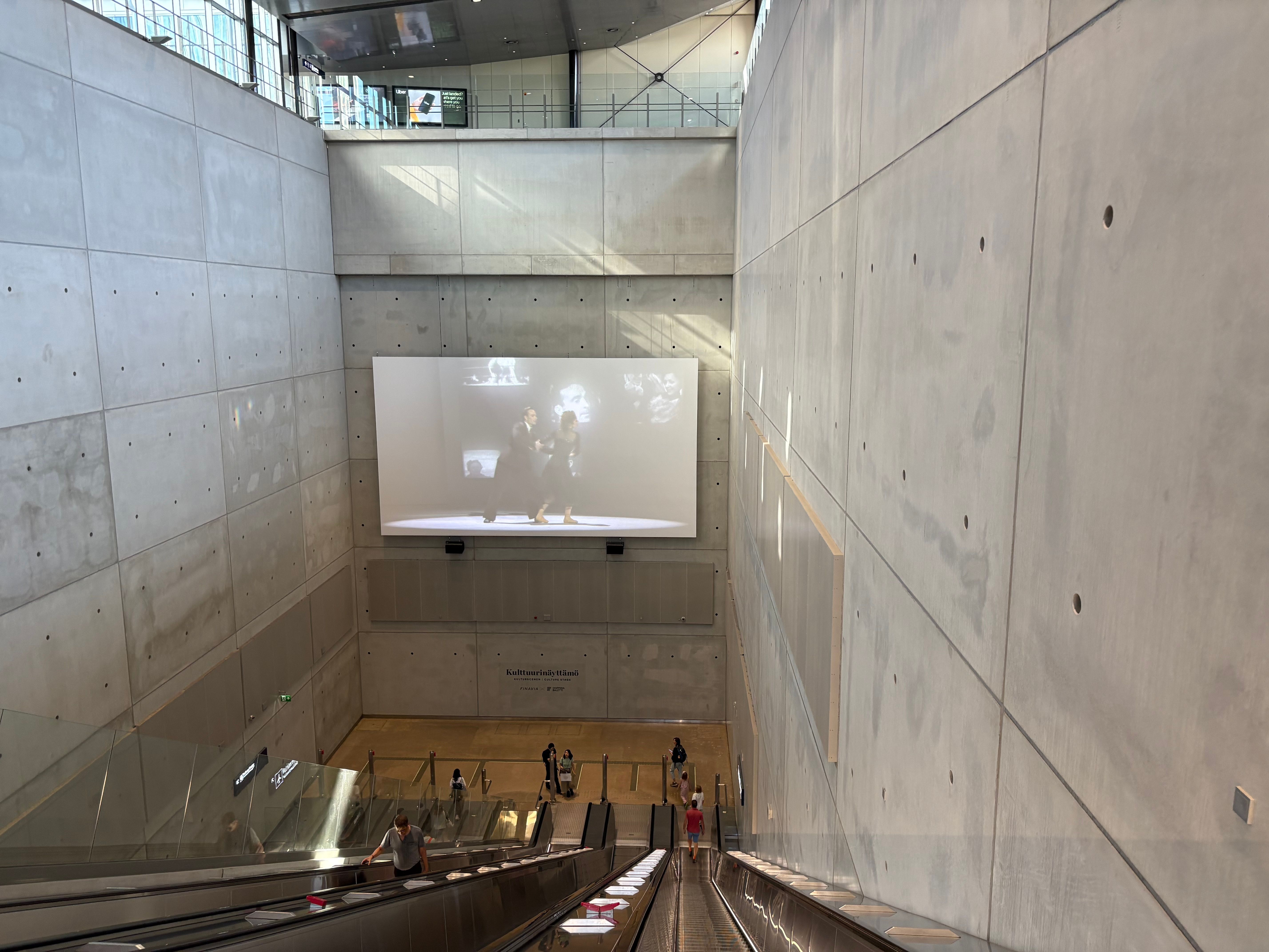 空港駅へ降りるエスカレーター