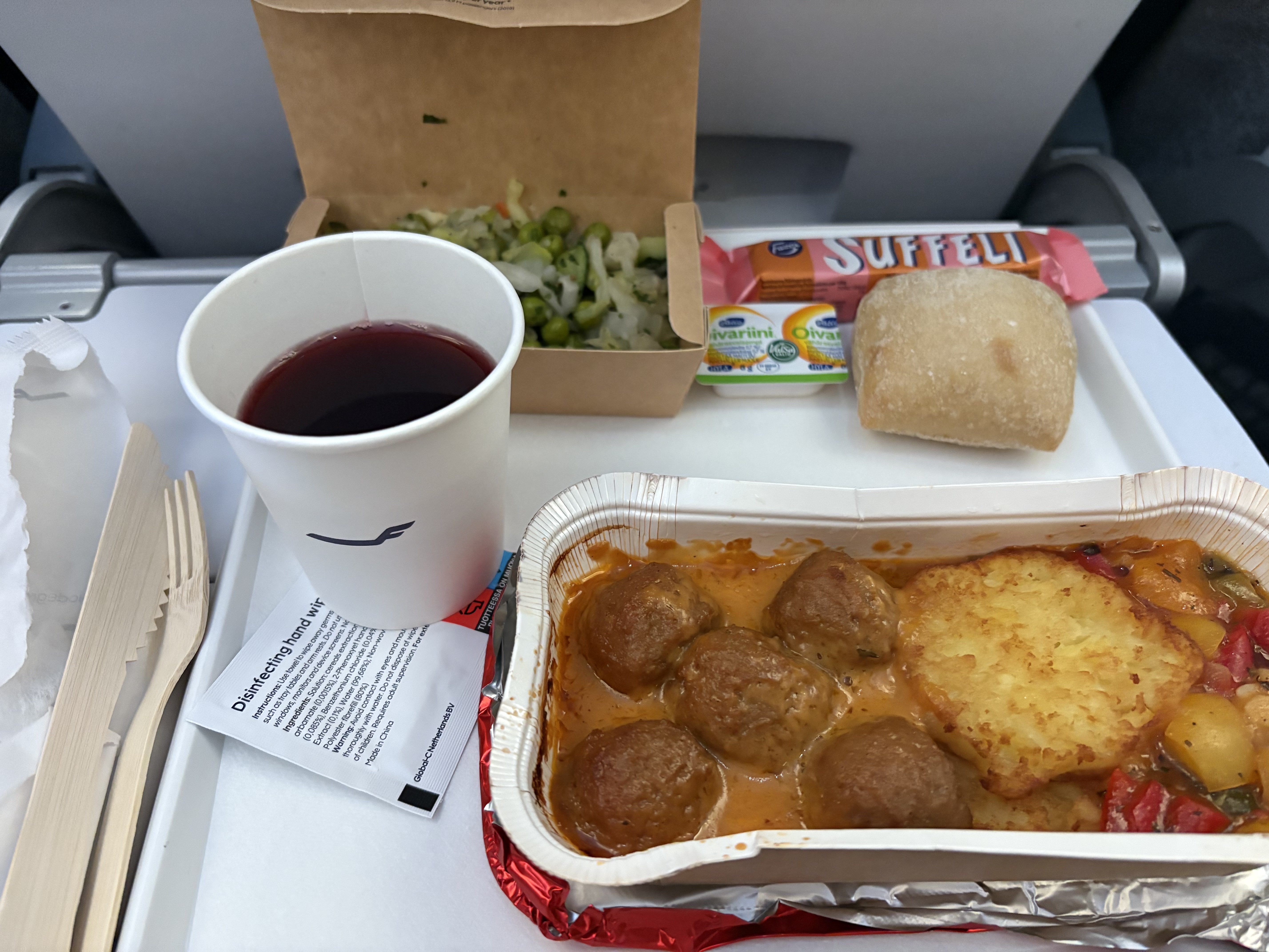 機内食; ミートボールは何肉か忘れてしまったが、トナカイ料理で出てきそうな味付けだった。ブルーベリージュースも添えられたフィンランドずくしのセットである。