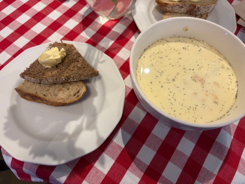 ライ麦パンは単体だと硬くて何とも言い難い味だが、バターやサーモンスープに付けるとなかなか美味しい